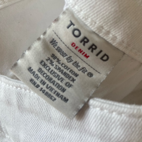 Torrid Cutout Embroidery Skinny Short in White Size 16 - Picture 7 of 7